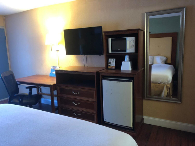 Bedroom 5, Express Airport Inn, Henrico