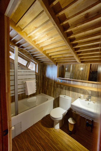 Bathroom 4, Hotel Alto Melimoyu, Aisén