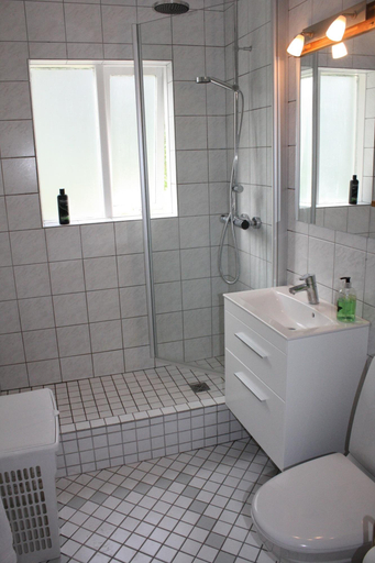 Bathroom 4, Brekkugata 33 Guesthouse, Akureyri