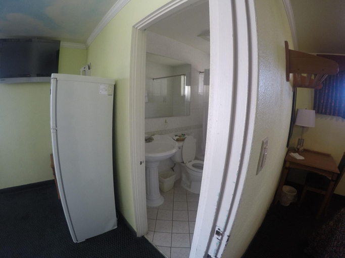 Bathroom 5, City Center Motel, Riverside