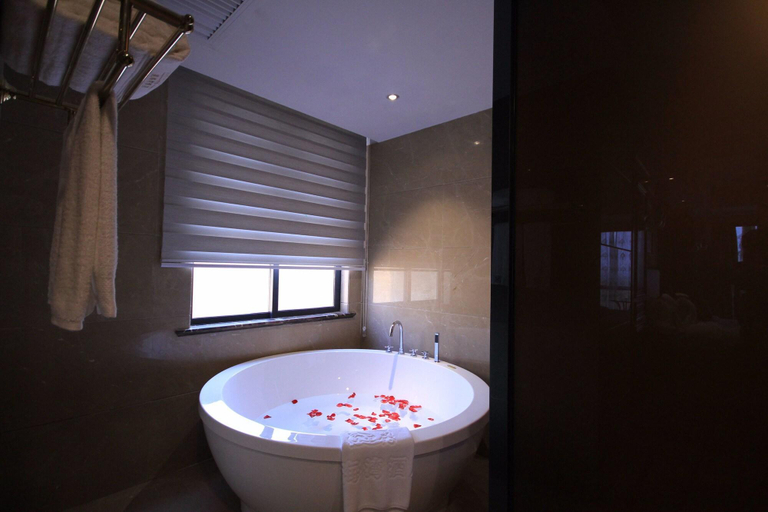 Bathroom 4, Chateau Star Sea Hotel, Zhanjiang