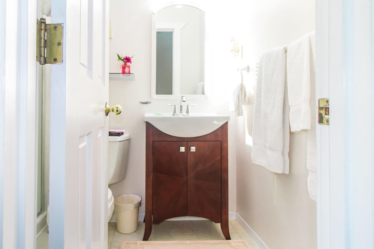 Bathroom 4, Boreas Bed & Breakfast Inn, Pacific