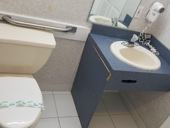 Bathroom 4, Royal Lodge, Atlantic