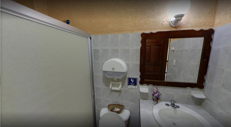 Bathroom 4, Hotel Plaza, Ticul