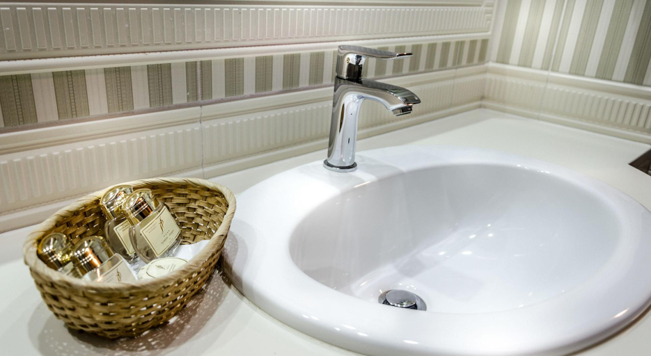 Bathroom 4, Hotel im. Jana Pawła II, Środa Śląska