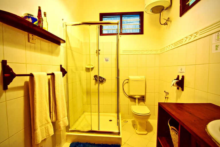 Bathroom 4, Mangrove Lodge, Magharibi