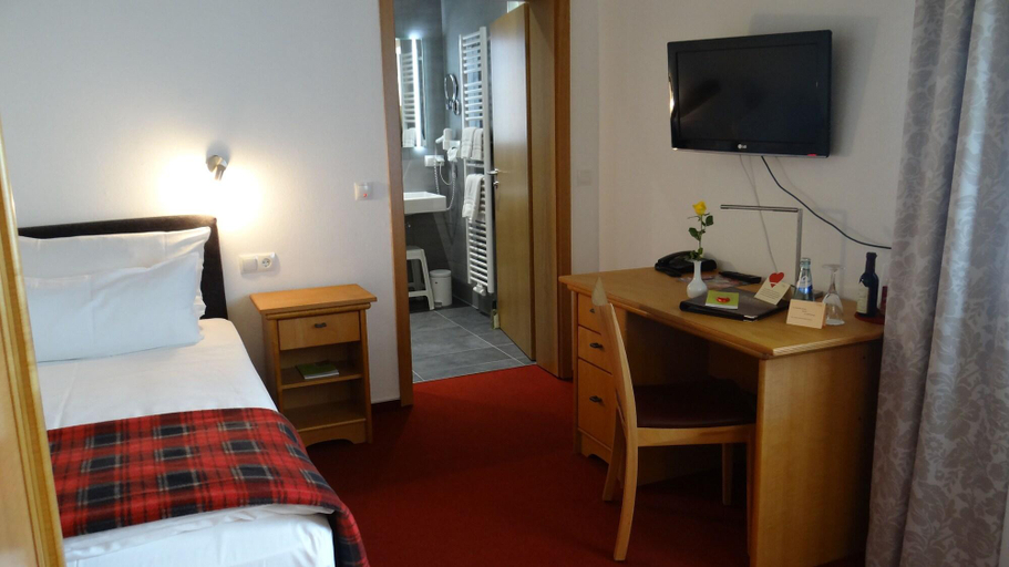 Bedroom 3, Hotel Elysee, Offenbach