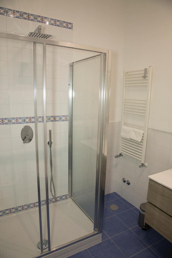 Bathroom 3, Nardones Suite, Napoli