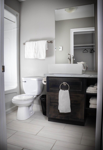 Bathroom 5, Newfound Inn & Suites, Division No. 1