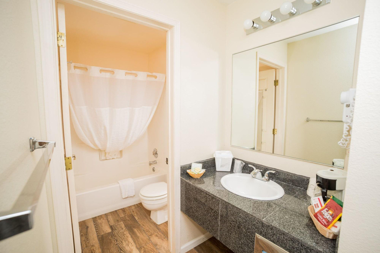 Bathroom 5, AbbyCreek Inn, Okanogan