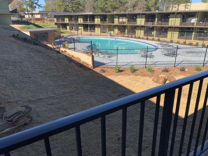 1st Place Hotel, DeKalb