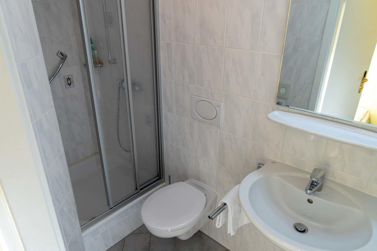 Bathroom 4, Hotel-Pension am Siegestor, München