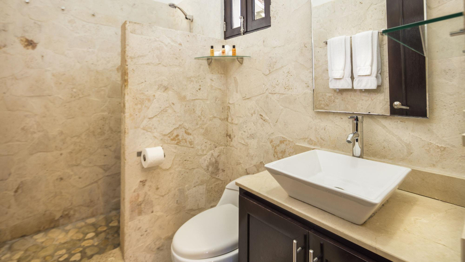 Bathroom 5, Garden by the Sea, Sosua