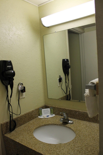 Bathroom 4, 와이어트 어프 호텔, Ford
