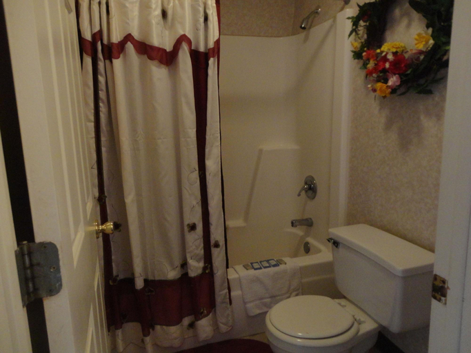 Bathroom 3, Royal Inn and Suites, Tunica