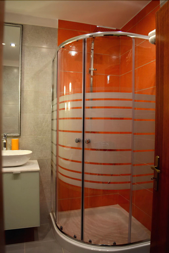 Bathroom 5, Arocaria Apartments, Crete