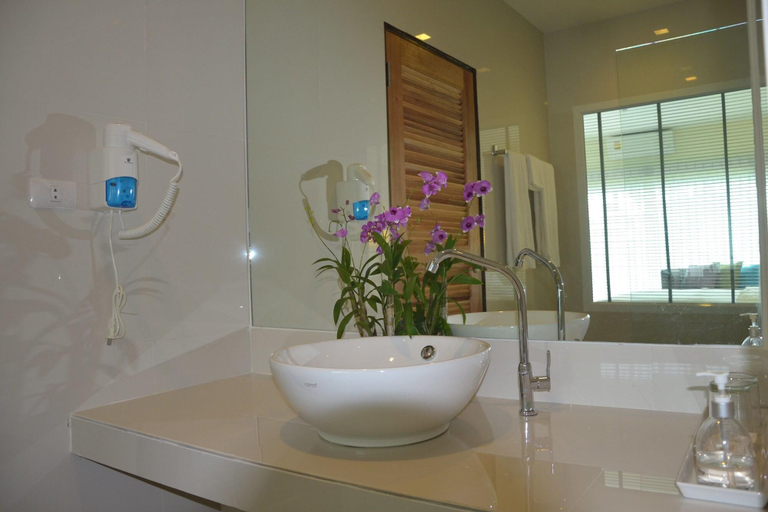Bathroom 5, Southgate Residence Hotel, Muang Chumphon