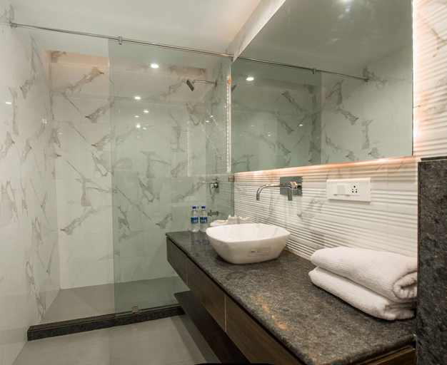 Bathroom 5, Hotel Narula's Aurrum, Amritsar