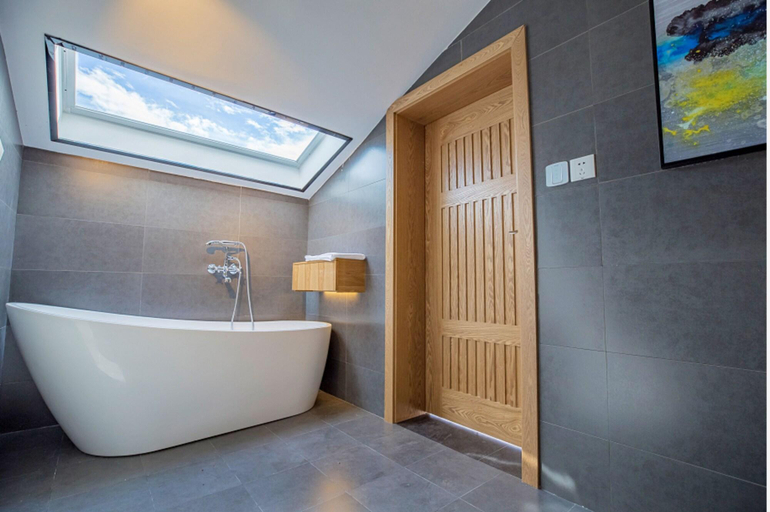 Bathroom 4, Baiduju, Lijiang