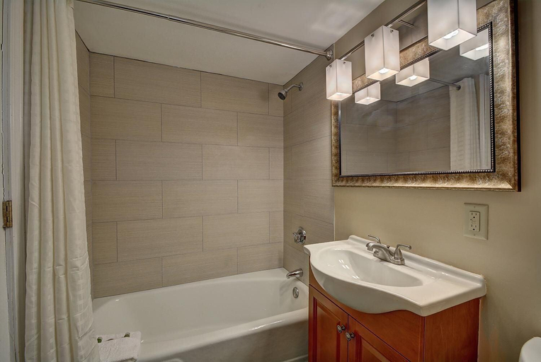 Bathroom, The Putney Inn, Windham