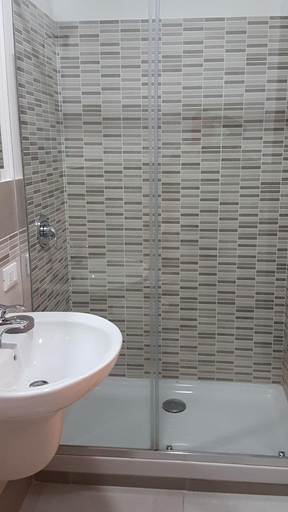 Bathroom 5, B&B BuonaLuna, Palermo