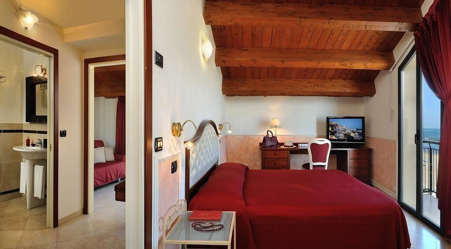 Bedroom 3, Hotel Bridge, Rimini