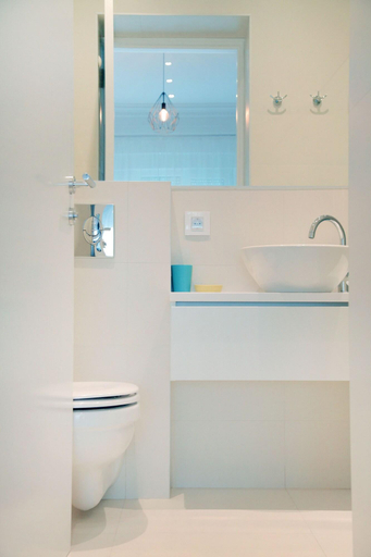 Bathroom 4, Karavan Inn, Belgrade