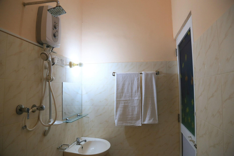 Bathroom 5, Kings Hotel Restaurant & Bar, Trincomalee Town and Gravets