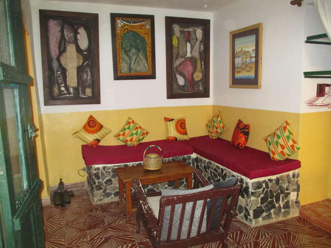 Public Area 3, Chez Eric, Dakar