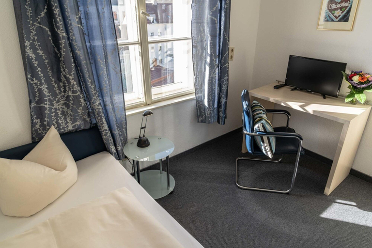Bedroom 3, Hotel-Pension am Siegestor, München