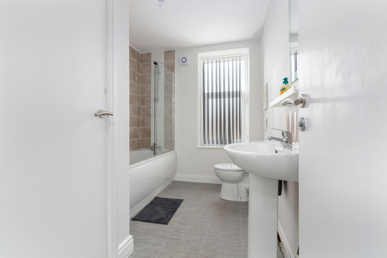 Bathroom 4, Heritage House Apartments, Blackpool