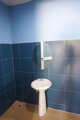 Bathroom 5, Paifha Beach Resort, Pathiu