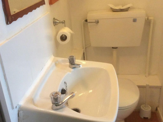 Bathroom 4, The Aberford Hotel, Blackpool