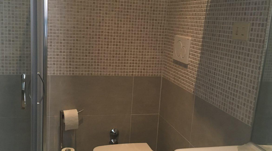 Bathroom 4, Hotel Glory, Savona