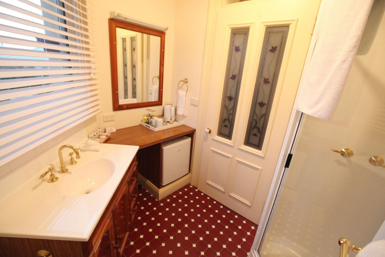 Bathroom 5, The Grand On Macfie, Devonport