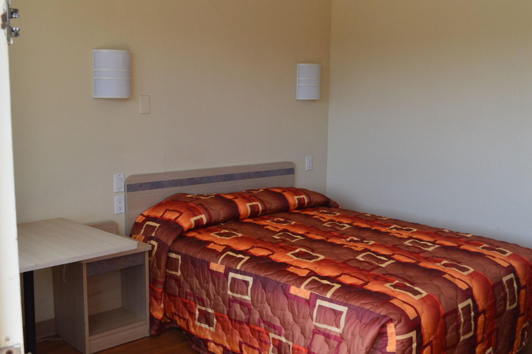 Bedroom 5, Super 7 Inn, Bossier