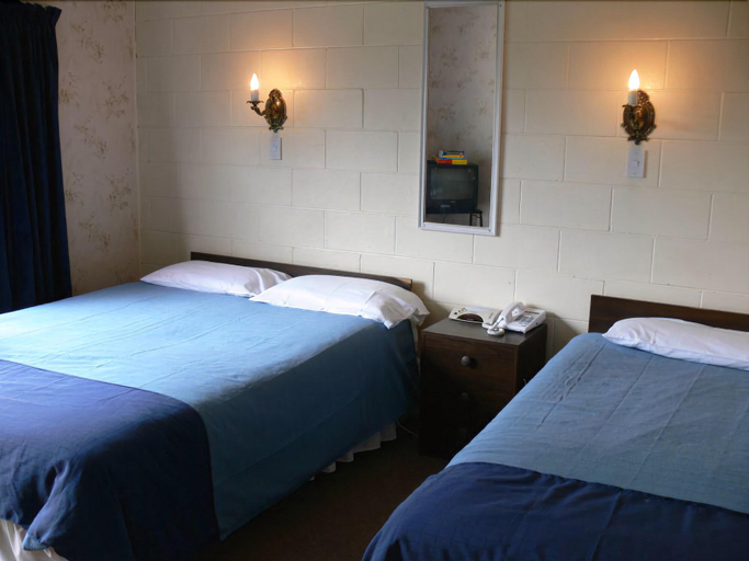 Bedroom 2, Glowworm Motel, Waitomo