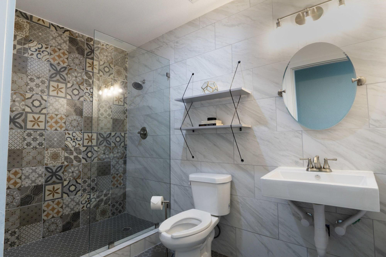 Bathroom 4, Deep Ellum Hostel - Adults Only, Dallas