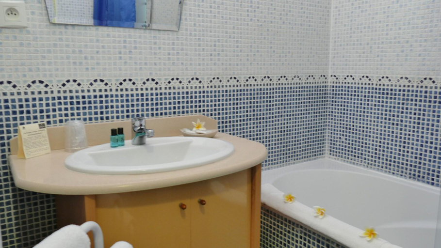 Bathroom 5, Le Kervéguen, Saint-Paul
