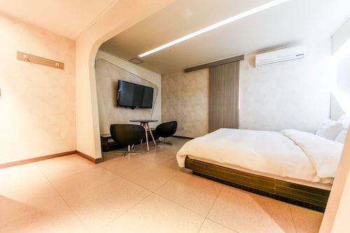 Duruwa Hotel, Nam