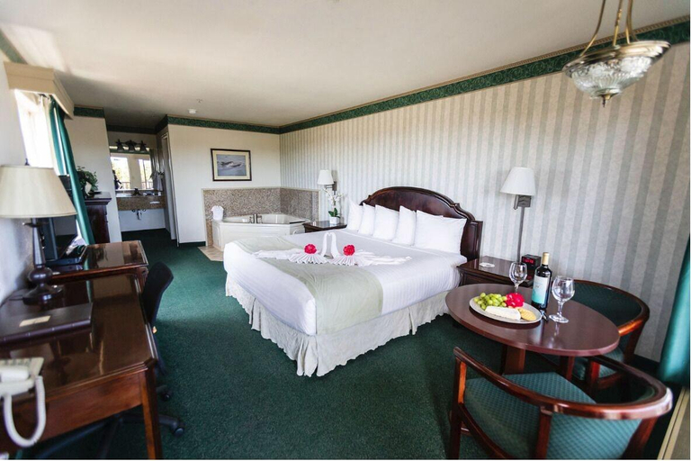 Bedroom 1, Emerald Dolphin Inn & Mini Golf, Mendocino