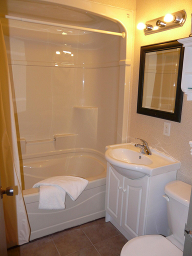 Bathroom 5, Crestwood Inn, Muskoka