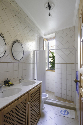 Bathroom 5, Sunlight House, Faro