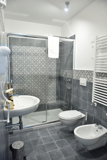 Bathroom 5, Tobacco Suite, Brindisi
