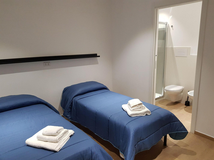 Bedroom 4, Handy, Brindisi