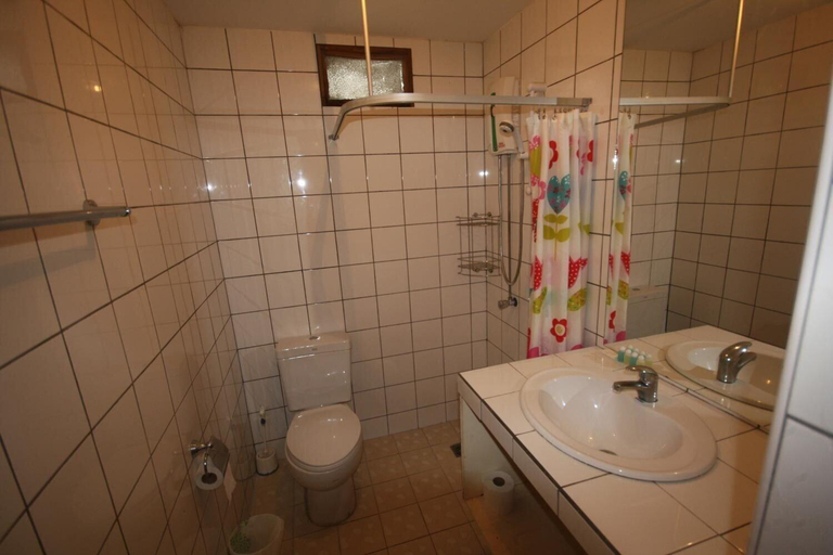 Bathroom 4, Vickans Guesthouse, Pattaya