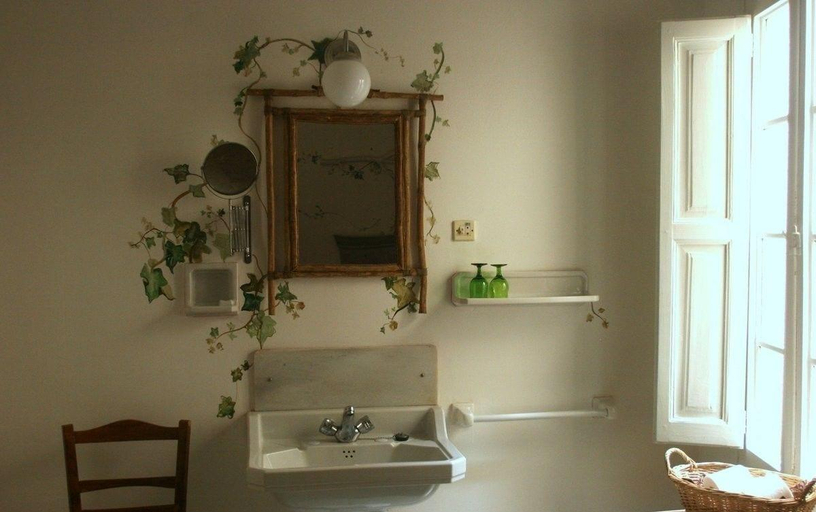 Bathroom 4, Hostal Montsoliu, Girona