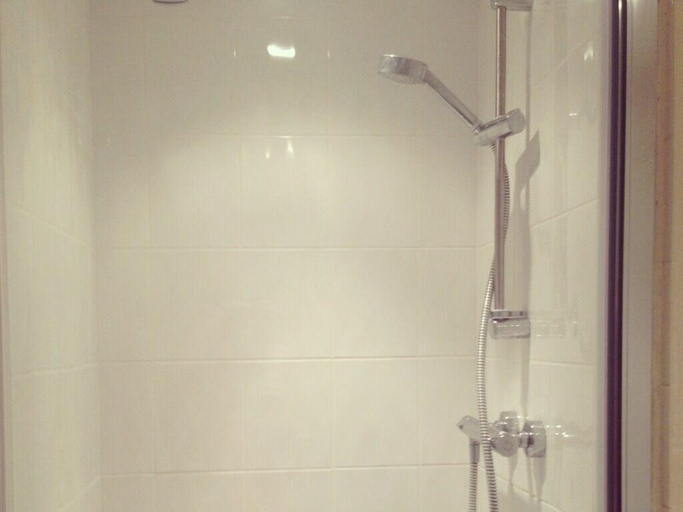 Bathroom 3, The Stonemasons Inn, West Sussex