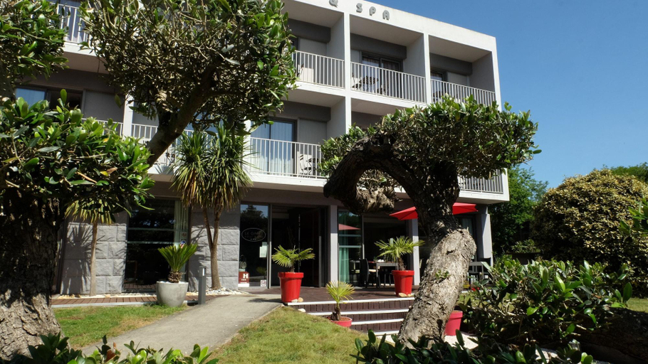 Exterior & Views