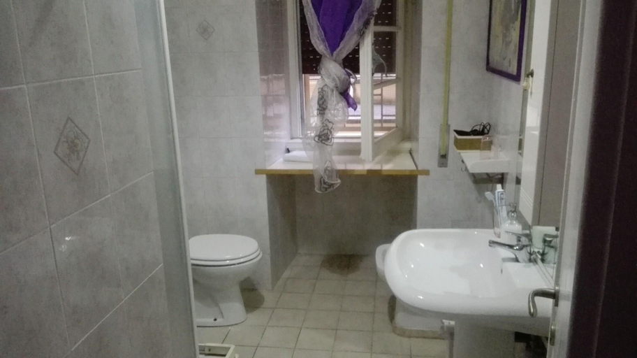 Bathroom 4, Romatic Guest House, Rome